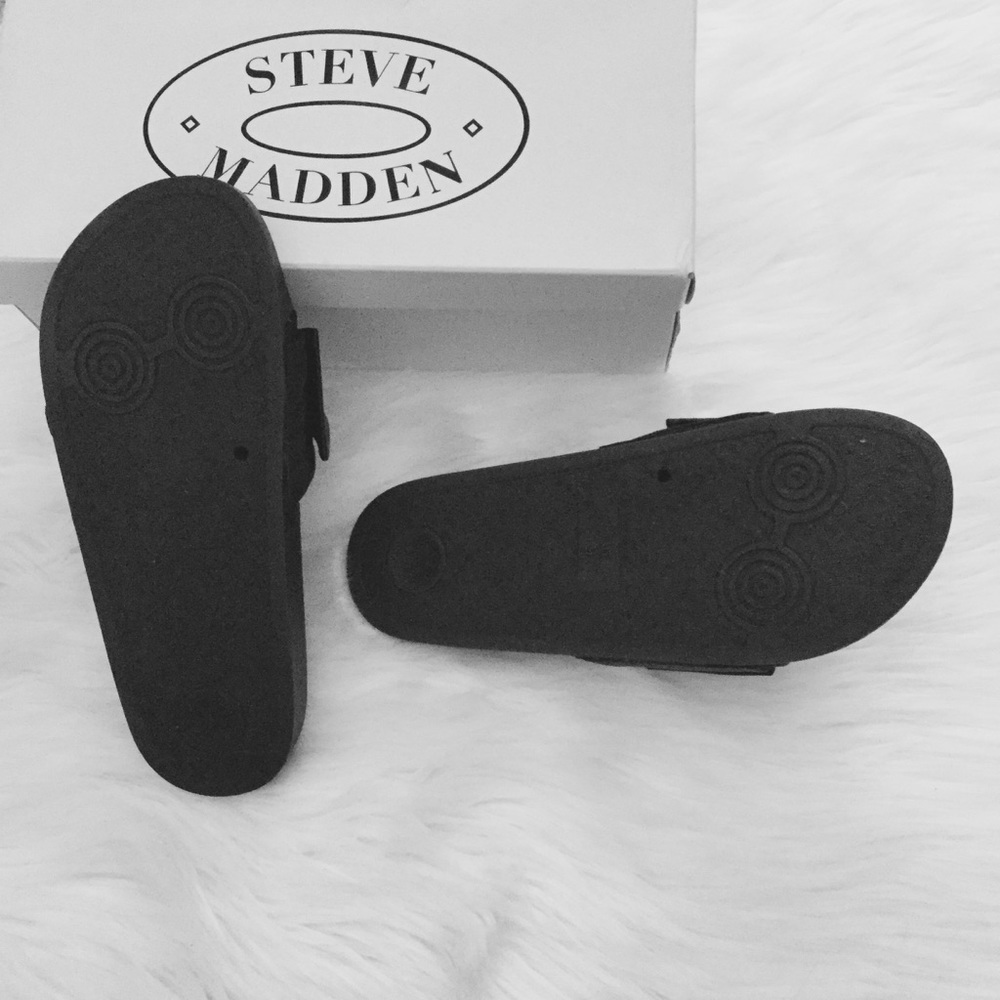 STEVE MADDEN BLACK SATIN BOW SLIDES - Picture 3 of 3